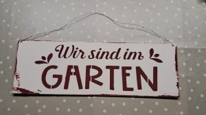 Holzschild Wir sind im Garten weiss/weinrot