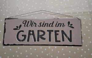 Holzschild Wir sind im Garten taupe/schiefer