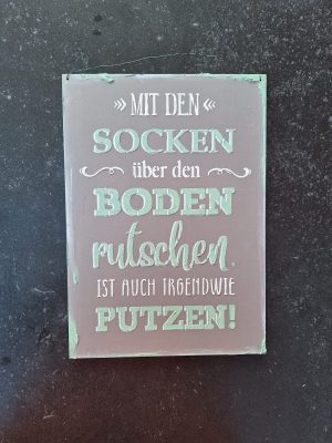 Holzschild Mit den Socken über den Boden rutschen