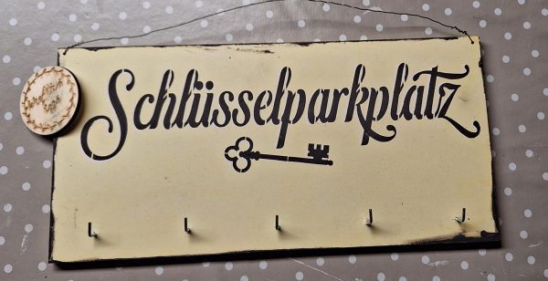 Holzschild Schlüsselparkplatz gelb