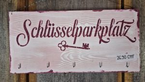 Holzschild Schlüsselparkplatz rosa